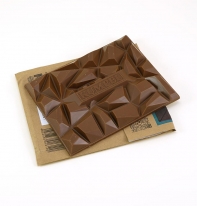 om Flz inspirierte, moderne Polygone bilden die Schokoladenbruchstcke. Die leckeren Stufen laden ein zum Teilen und Entdecken ein