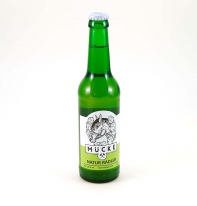 muecke radler bier in einer grnen flasche mit 0,33l biermischgetraenk aus ruhr export und trber zitronenlimonade