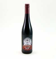 Weinflasche mit Zollverein Frderturm Etikett und Rotwein