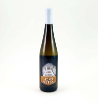 Weinflasche mit Zollverein Frderturm Etikett und weisswein
